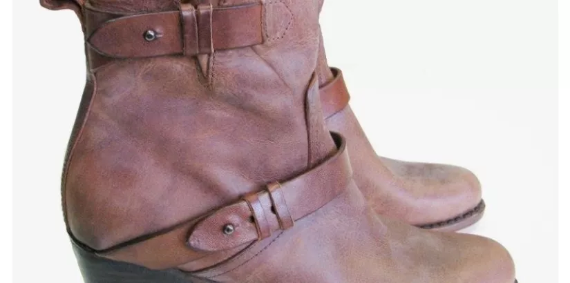 Chestnut flat boots