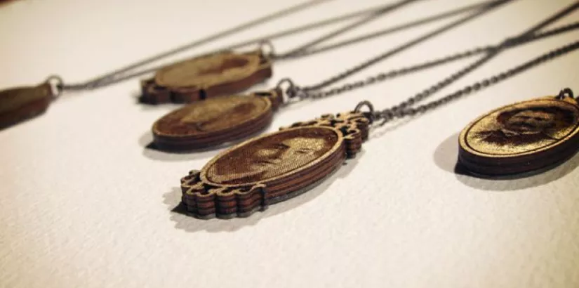 portrait jewellry